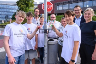 Projektpräsentation am 23. August 2024 mit Leo Haus, Sascha Grabowski (Geschäftsführung ESW), Franka Rieder, Clara Utsch (Bürger*innenbudget), Heike Reese (Bezirksbürgermeisterin Oberbarmen), Noah Schwartze, XY (AWG), Thomas Krings (Bezirksbürgermeister Elberfeld) und Stavros Vasileiou. (Foto: Afi)